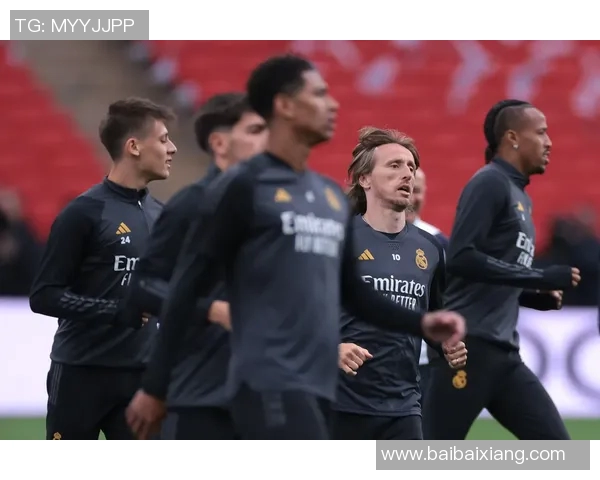 足球明星激情时刻：握拳庆祝彰显斗志与胜利的力量